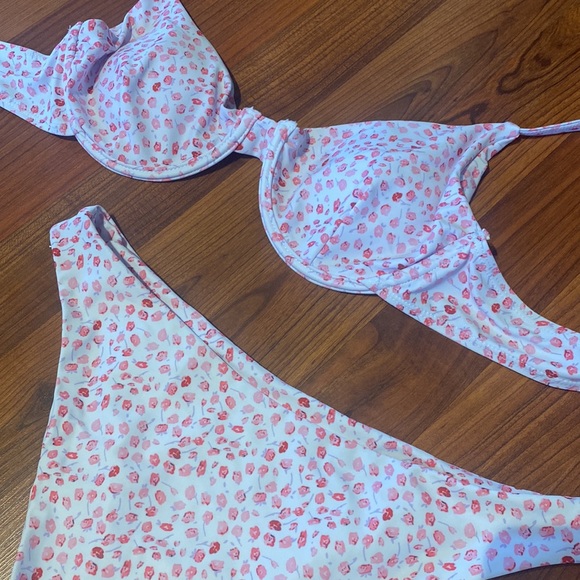 Bikini - Picture 2 of 3